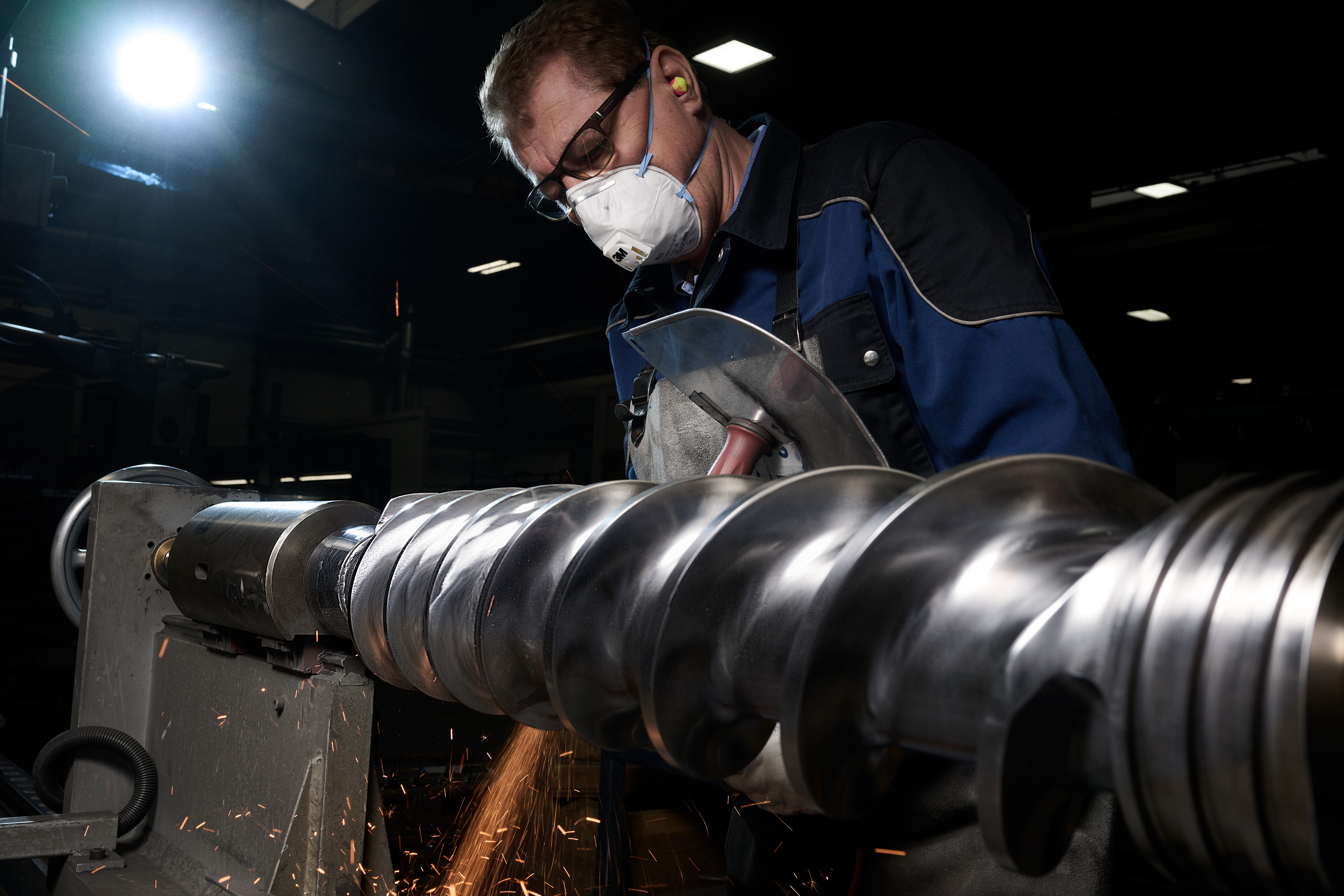 Production of an extruder screw at 3S. The Group's own component manufacturing company increases the proportion of key components manufactured inhouse as a result of strategic investments.